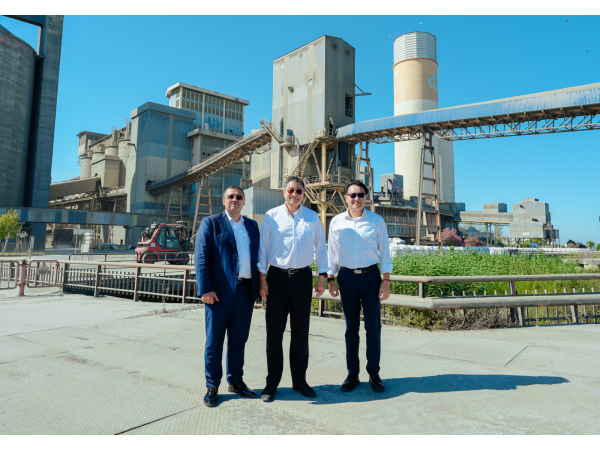 台泥進行海外公司併購時特別著重收購具ESG核心能力的企業，圖為台泥董事長張安平、總經理程耀輝在Cimpor執行長Suat Calbiyik陪同下視察葡萄牙Cimpor Alhandra廠